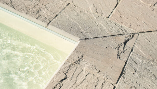 Bordo piscina in pietra, un elemento essenziale per creare un ambiente esterno accattivante e funzionale.
