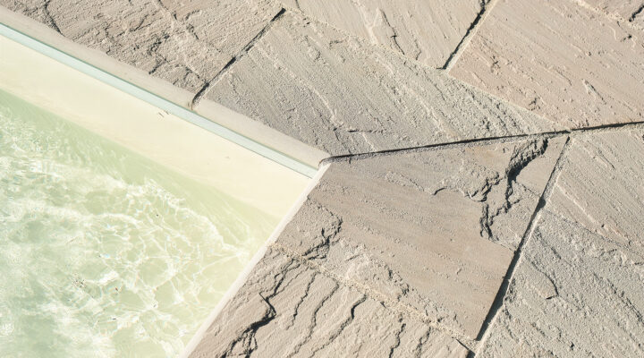 Bordo piscina in pietra, un elemento essenziale per creare un ambiente esterno accattivante e funzionale.