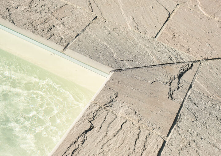 Bordo piscina in pietra, un elemento essenziale per creare un ambiente esterno accattivante e funzionale.