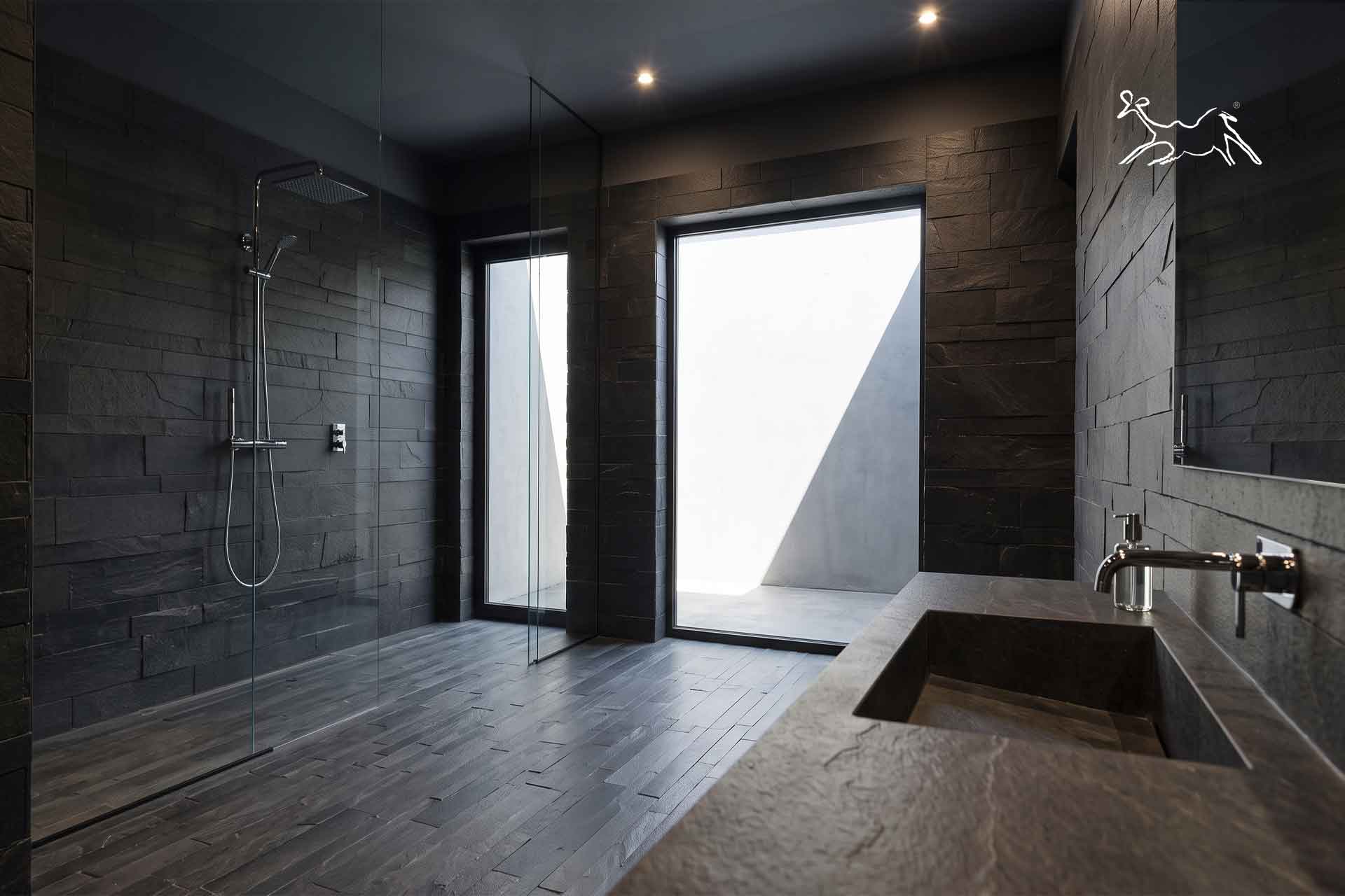 rivestimento bagno ardesia nera Bergolo Cuneo parete doccia
