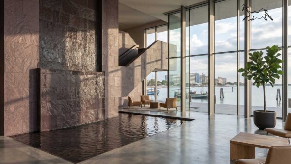 rivestimenti in ardesia squadrata cacao hall hotel a Jesolo