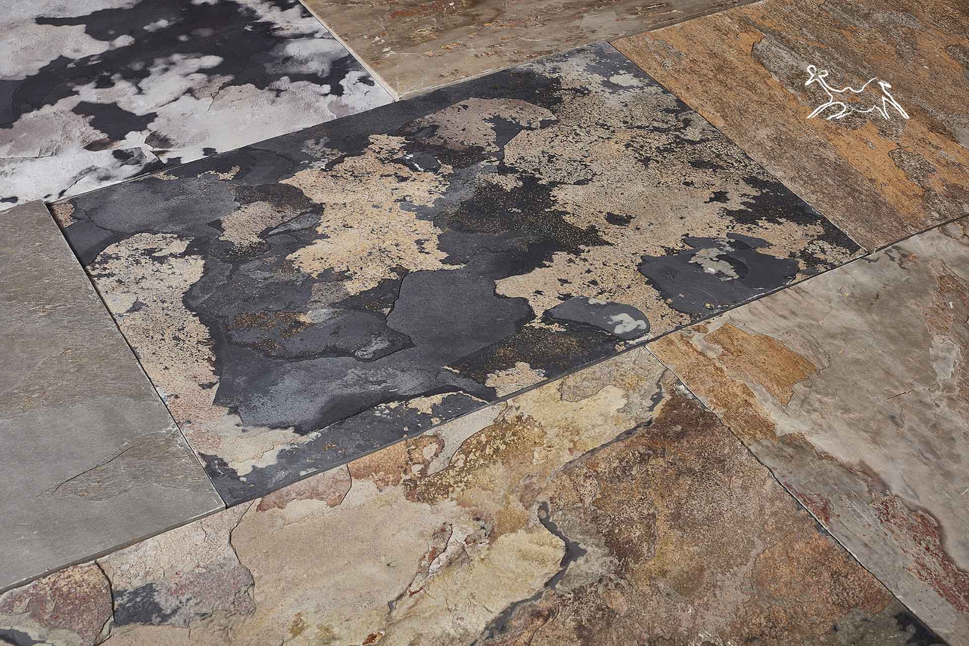 dettaglio del pavimento in ardesia per interni dai colori tenui per pavimenti moderni