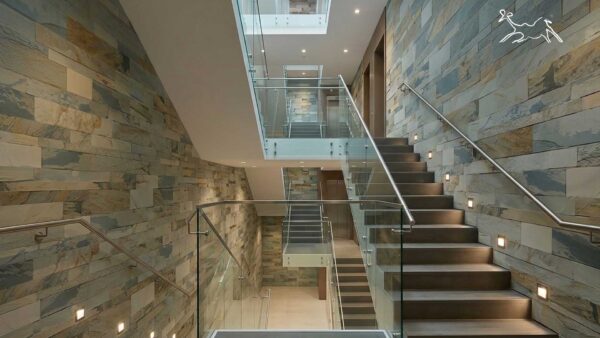 rivestimento in ardesia multicolor parete scale edificio residenziale Lucca