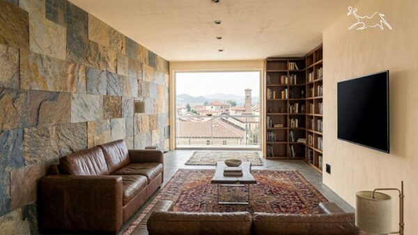 Rivestimento in ardesia variegata squadrata su parete del salotto a Novi Ligure, design moderno e colori naturali