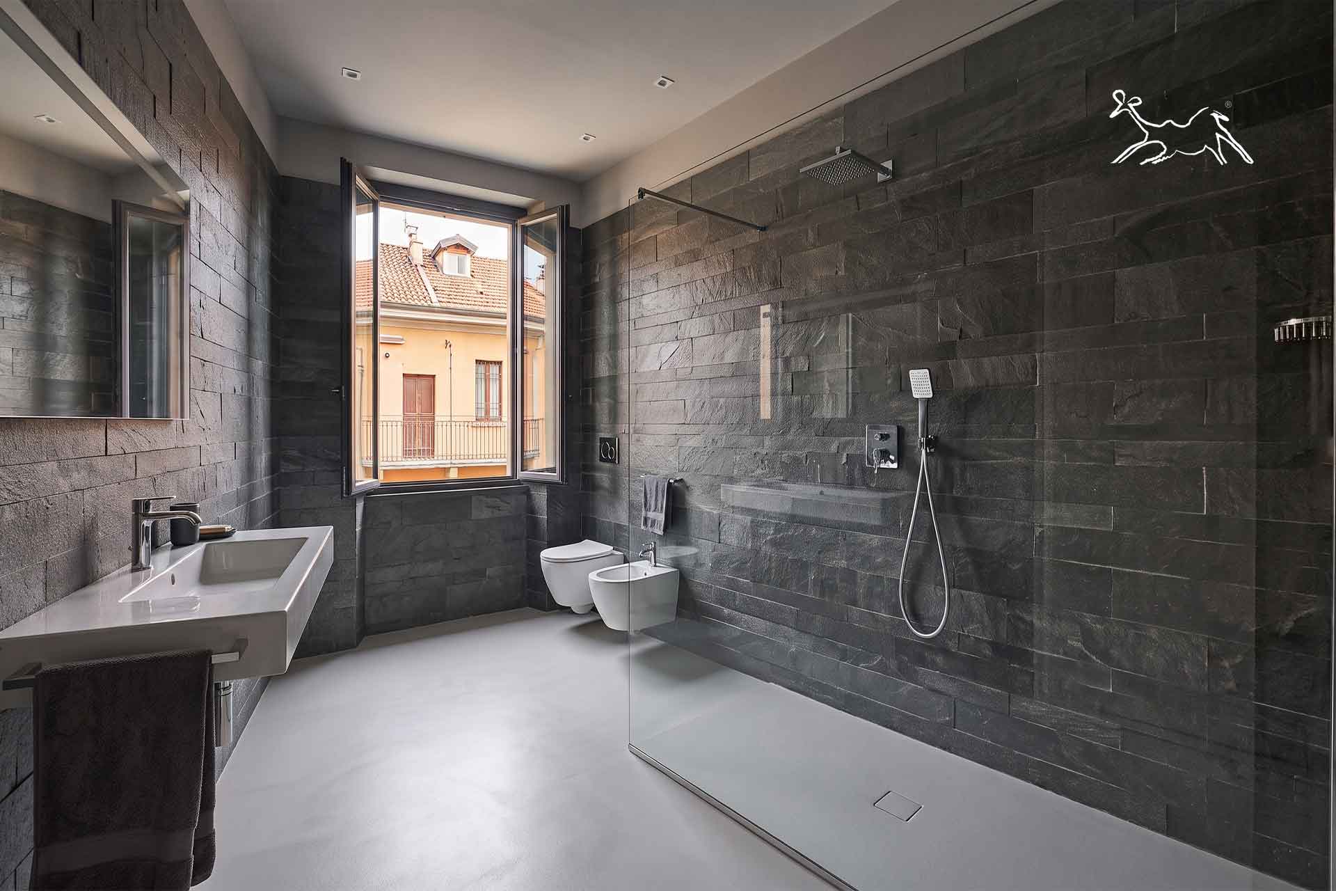come fare una parete in quarzite a listelli di colore grigio in bagno