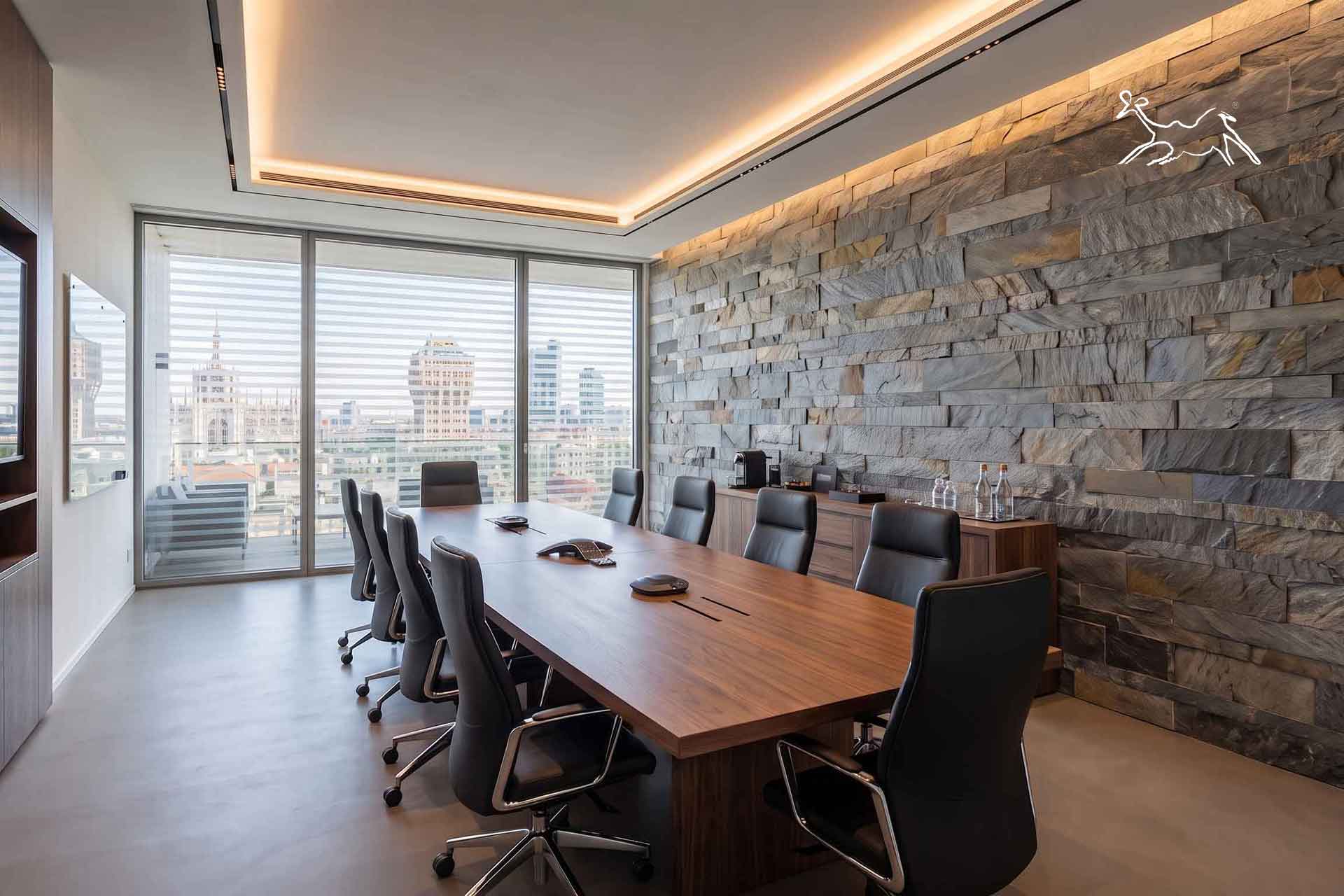 rivestimento in quarzite Silver e Gold per parete ufficio a Milano