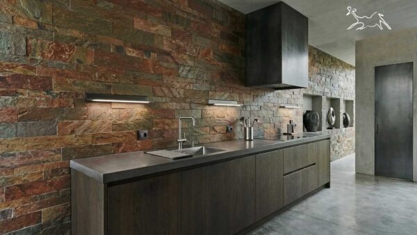 rivestimento in quarzite listelli Rame cucina Treviso parete pietra naturale