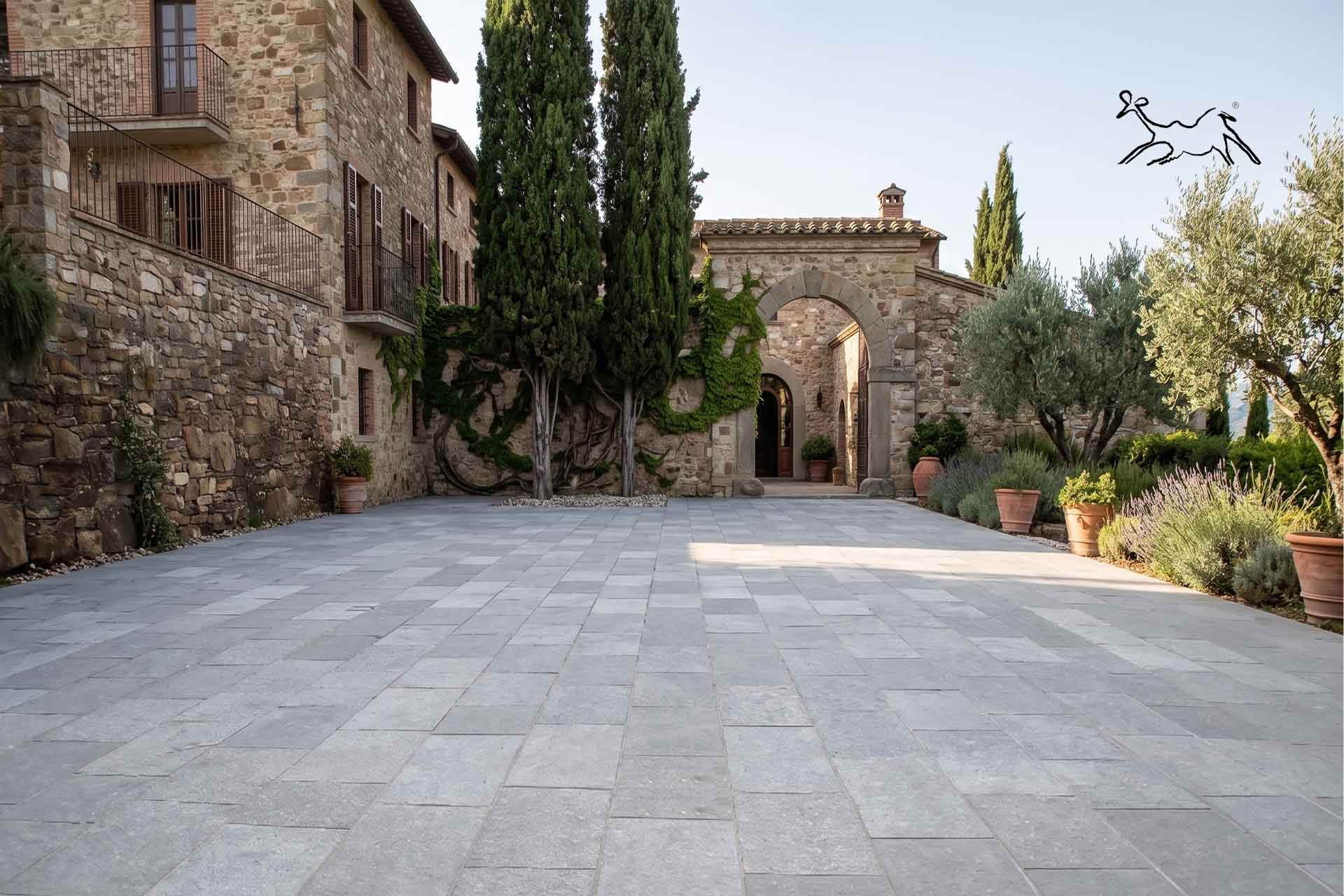 Pavimentazione esterna in pietra naturale per corte di villa in stile toscano, con lastre calibrate perfette per cortili, giardini e dimore di prestigio