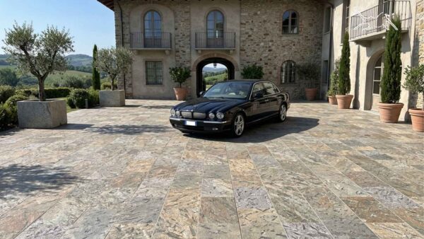 Pavimentazione esterna in pietra naturale per villa e casale di prestigio con finitura antiscivolo e alta resistenza