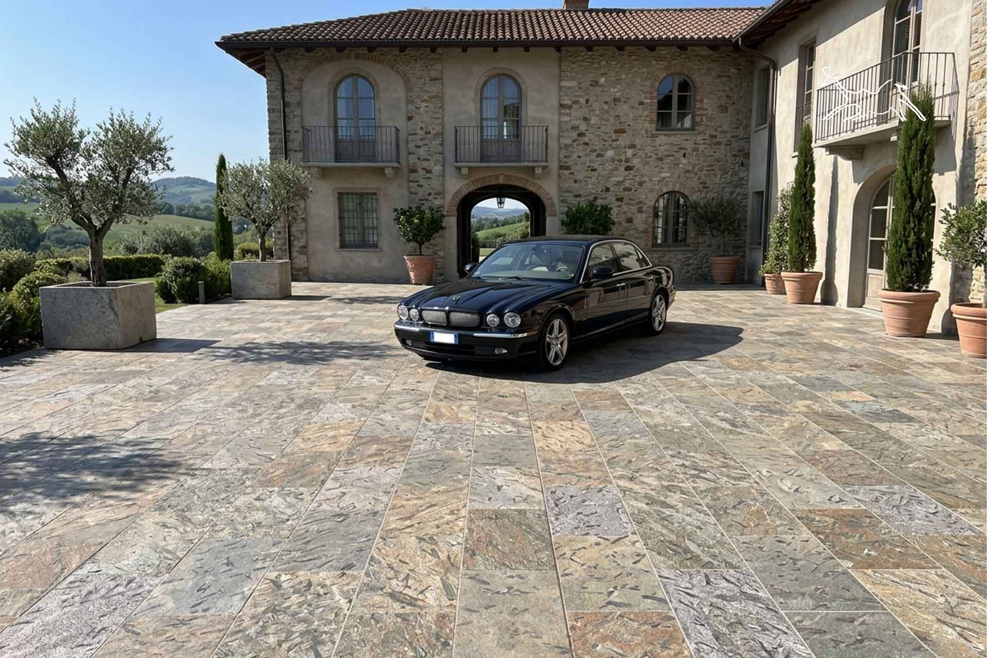 Pavimentazione esterna in pietra naturale per villa e casale di prestigio con finitura antiscivolo e alta resistenza