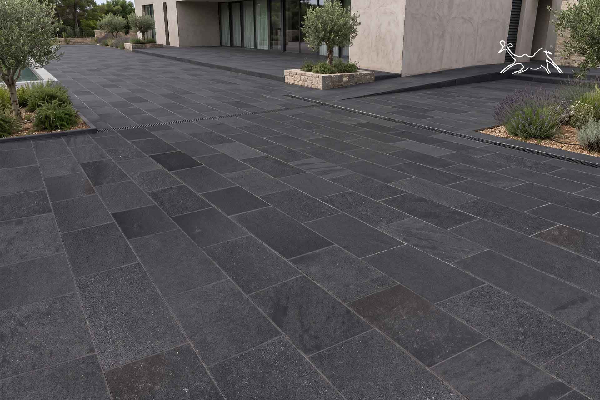Grande pavimentazione per esterni in pietra naturale grigio antracite nel cortile di una villa moderna ad Alba, Cuneo