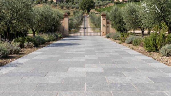 Pavimentazione in pietra naturale Cenere per viale d'ingresso di una villa di lusso, realizzata con lastre in pietra per esterni resistenti, eleganti e di alta qualità