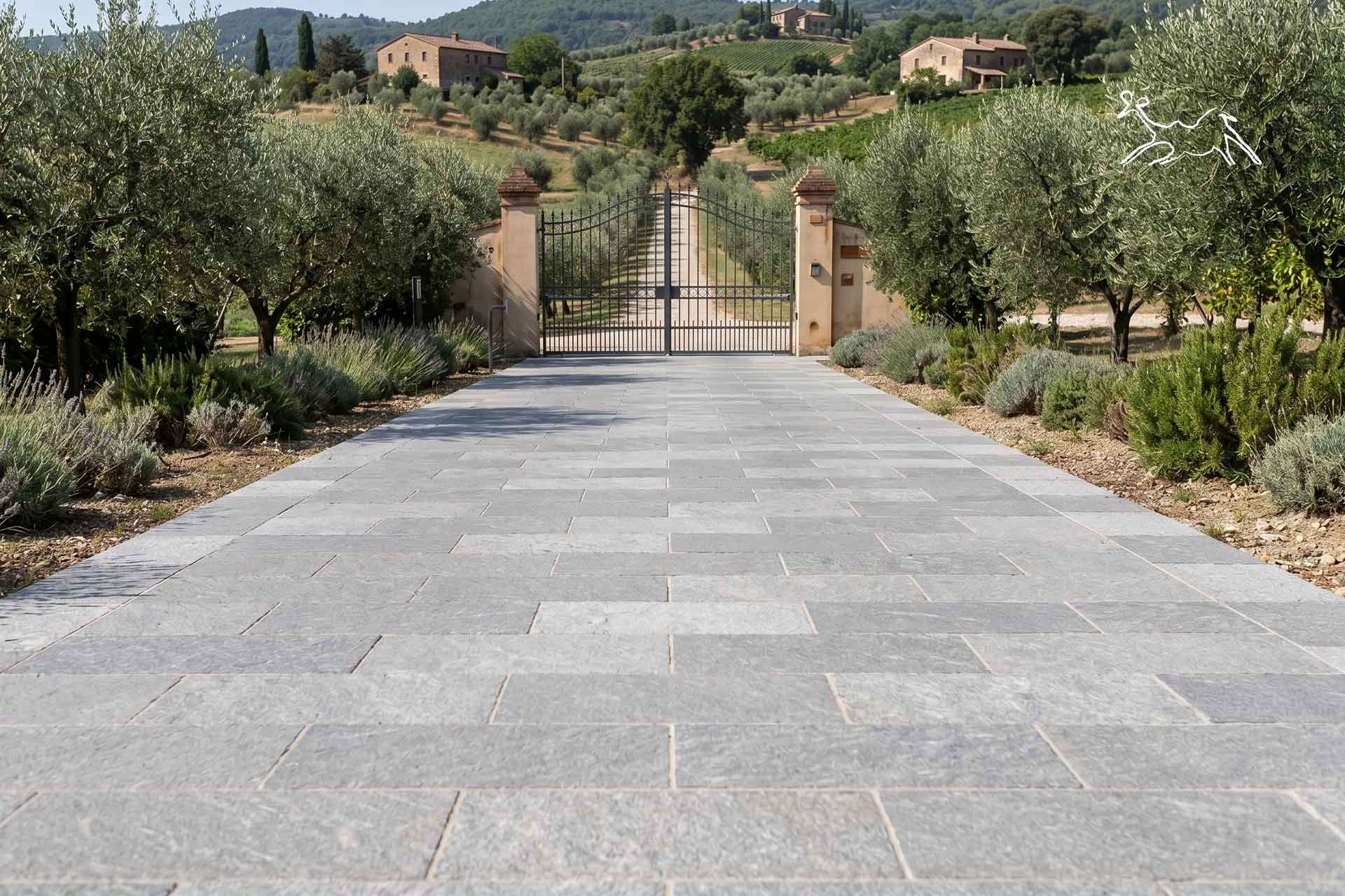 Pavimentazione in pietra naturale Cenere per viale d'ingresso di una villa di lusso, realizzata con lastre in pietra per esterni resistenti, eleganti e di alta qualità