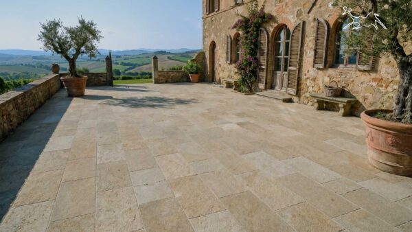 Pavimento esterno in pietra colore della pietra di langa ad Abbadia San Salvatore in provincia di Siena, con tonalità giallo miele beige e superficie resistente agli agenti atmosferici