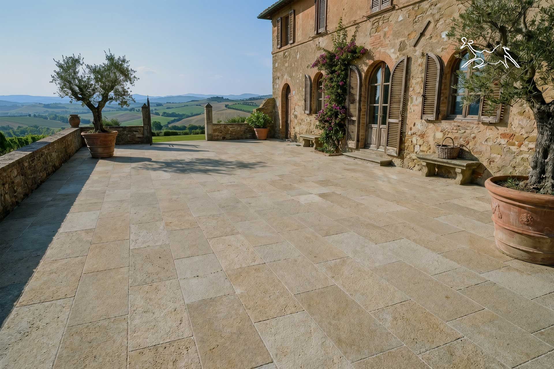 Pavimento esterno in pietra colore della pietra di langa ad Abbadia San Salvatore in provincia di Siena, con tonalità giallo miele beige e superficie resistente agli agenti atmosferici