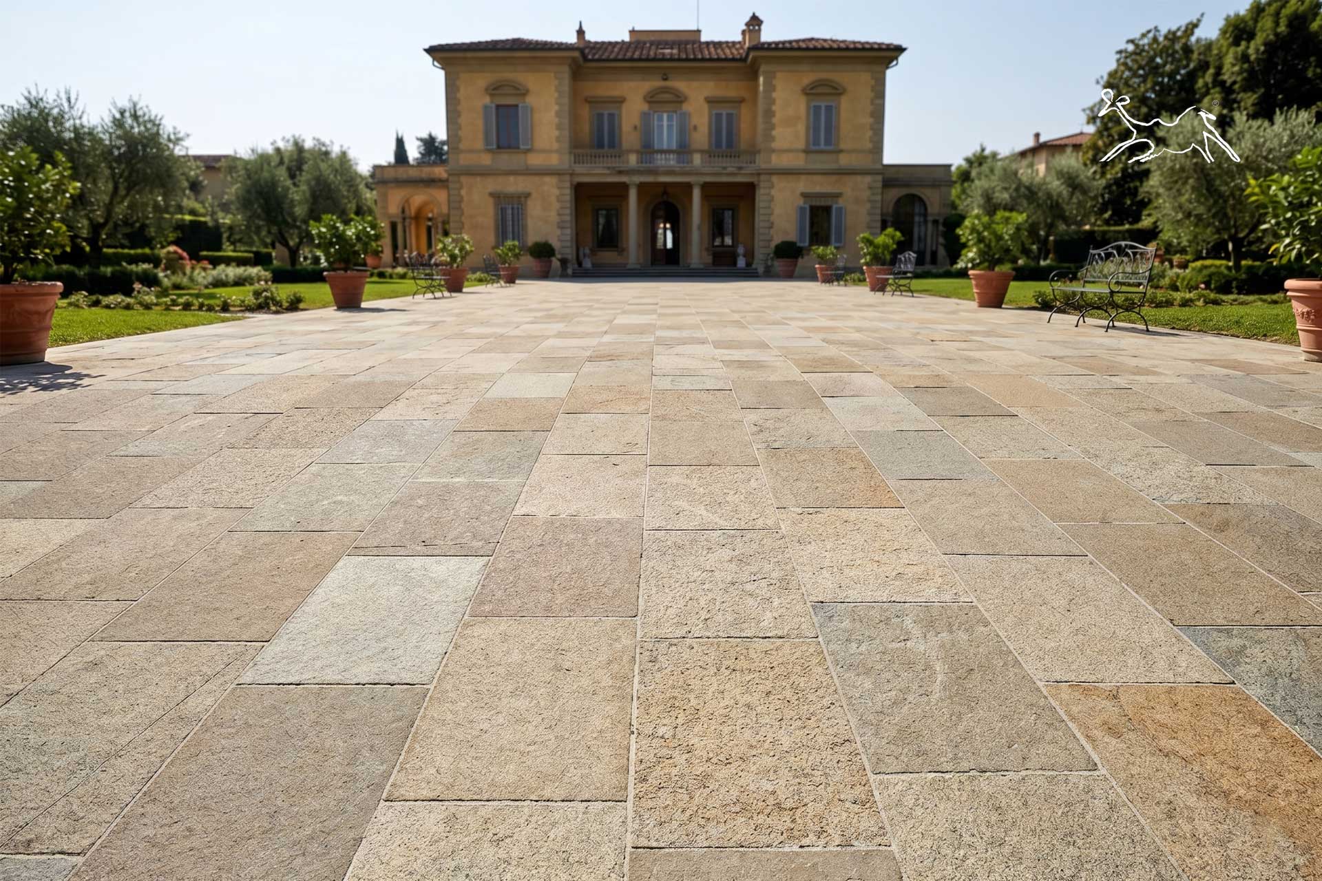 Pavimento da esterno in pietra naturale Terra Toscana realizzato a Città di Castello, resistente al gelo e adatto ad aree ad alto passaggio