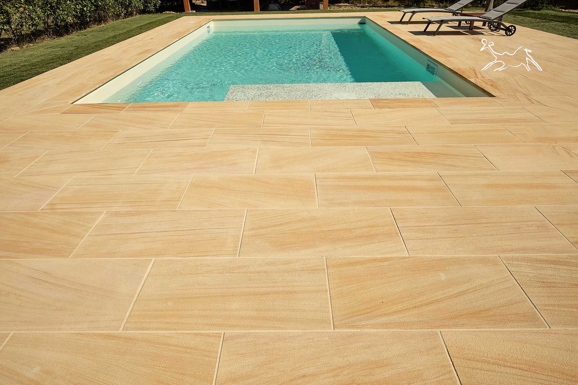 Vista dall’alto pavimento piscina in quarzite naturale effetto legno Wooden – soluzione high-end per solarium esterni in Piemonte