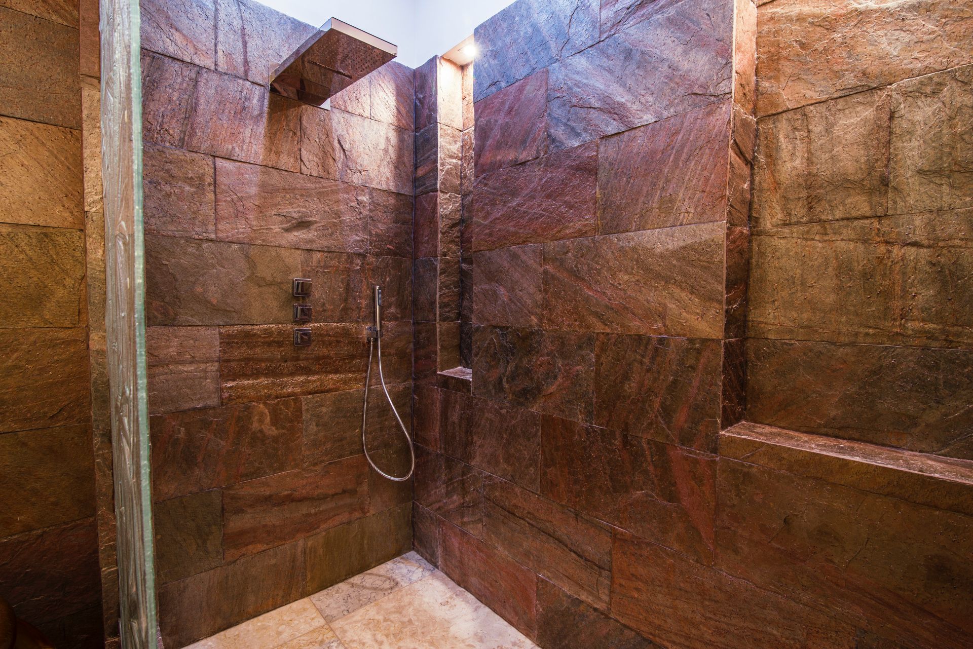 Rivestimento in pietra in bagno