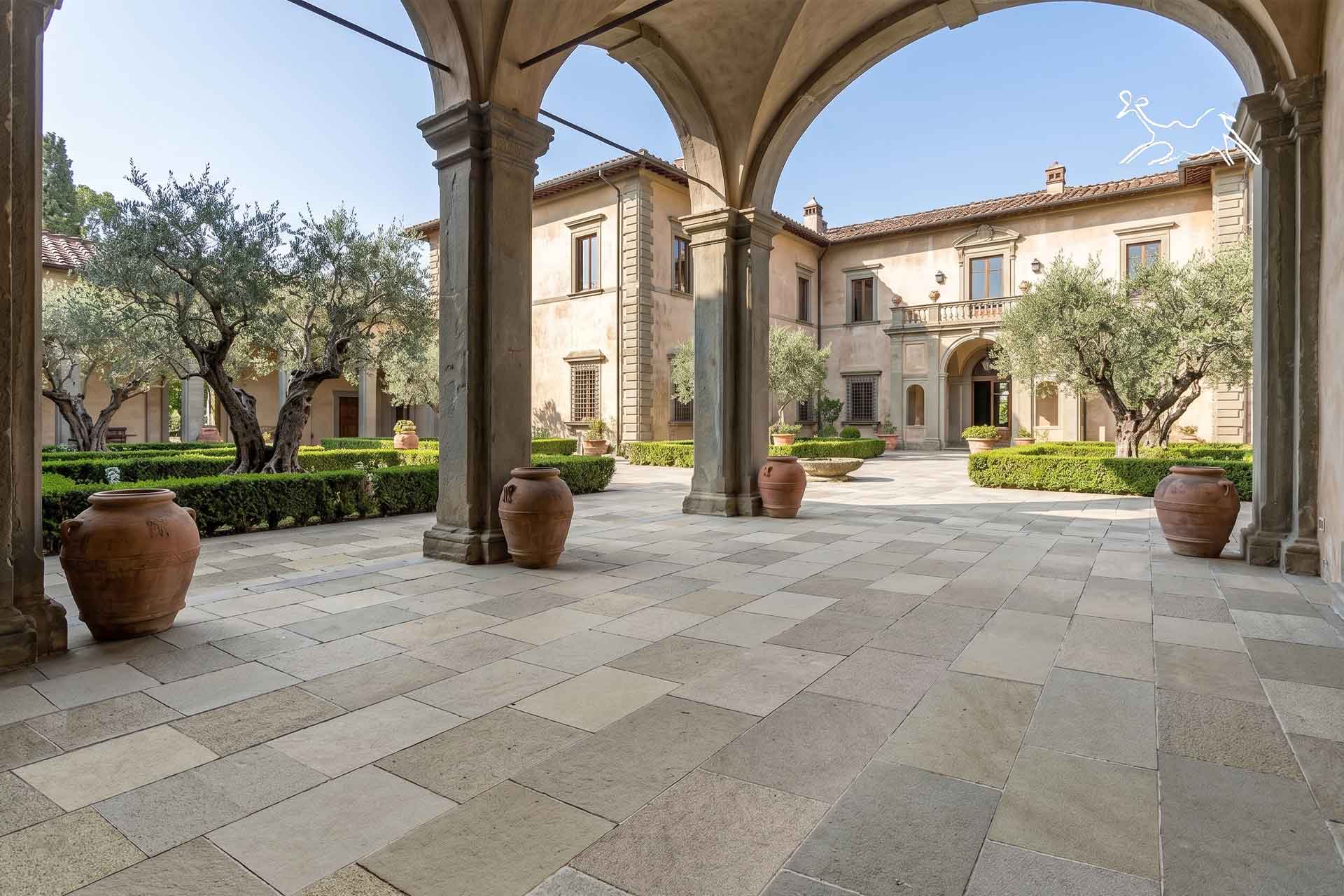 Pavimentazione in pietra naturale per loggiato di villa toscana con lastre in pietra, pavimento per esterni antiscivolo ideale per portici, cortili, chiostri e residenze di prestigio