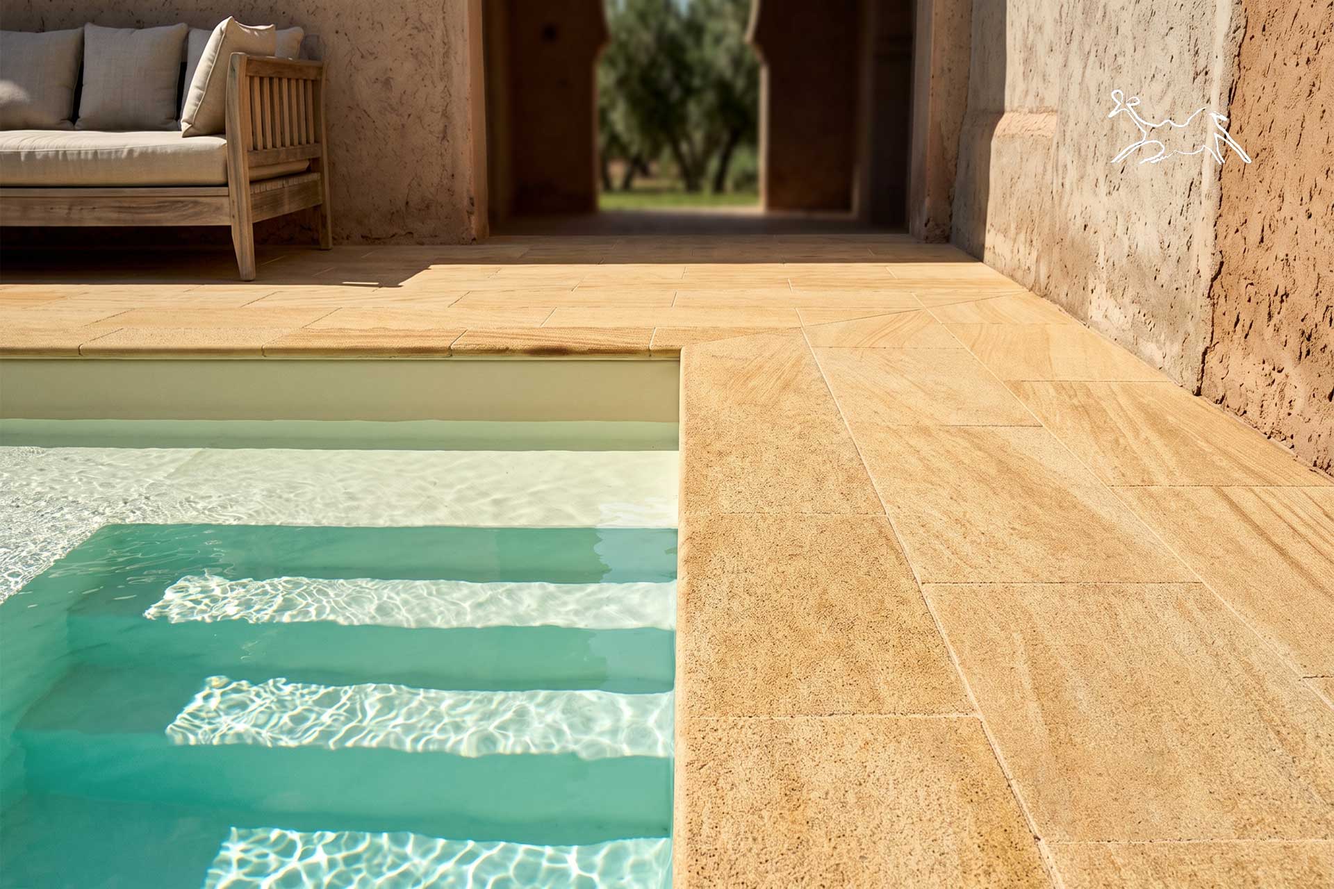 Bordo piscina in pietra naturale effetto legno Wooden The Stone Age Exclusive installazione piscina privata di lusso Silvano d’Orba Alessandria bordo