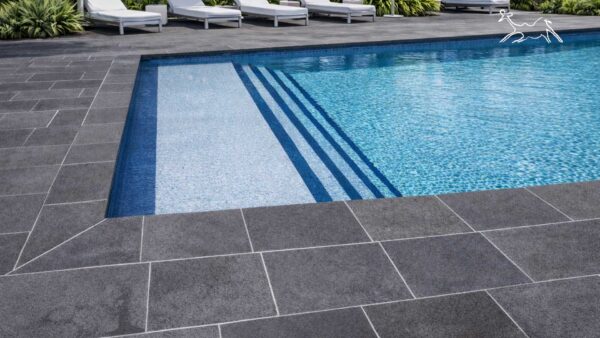 bordo piscina in pietra naturale ossidiana grey antiscivolo per piscine moderne di lusso posa di The Stone Age Exclusive a Desenzano del Garda