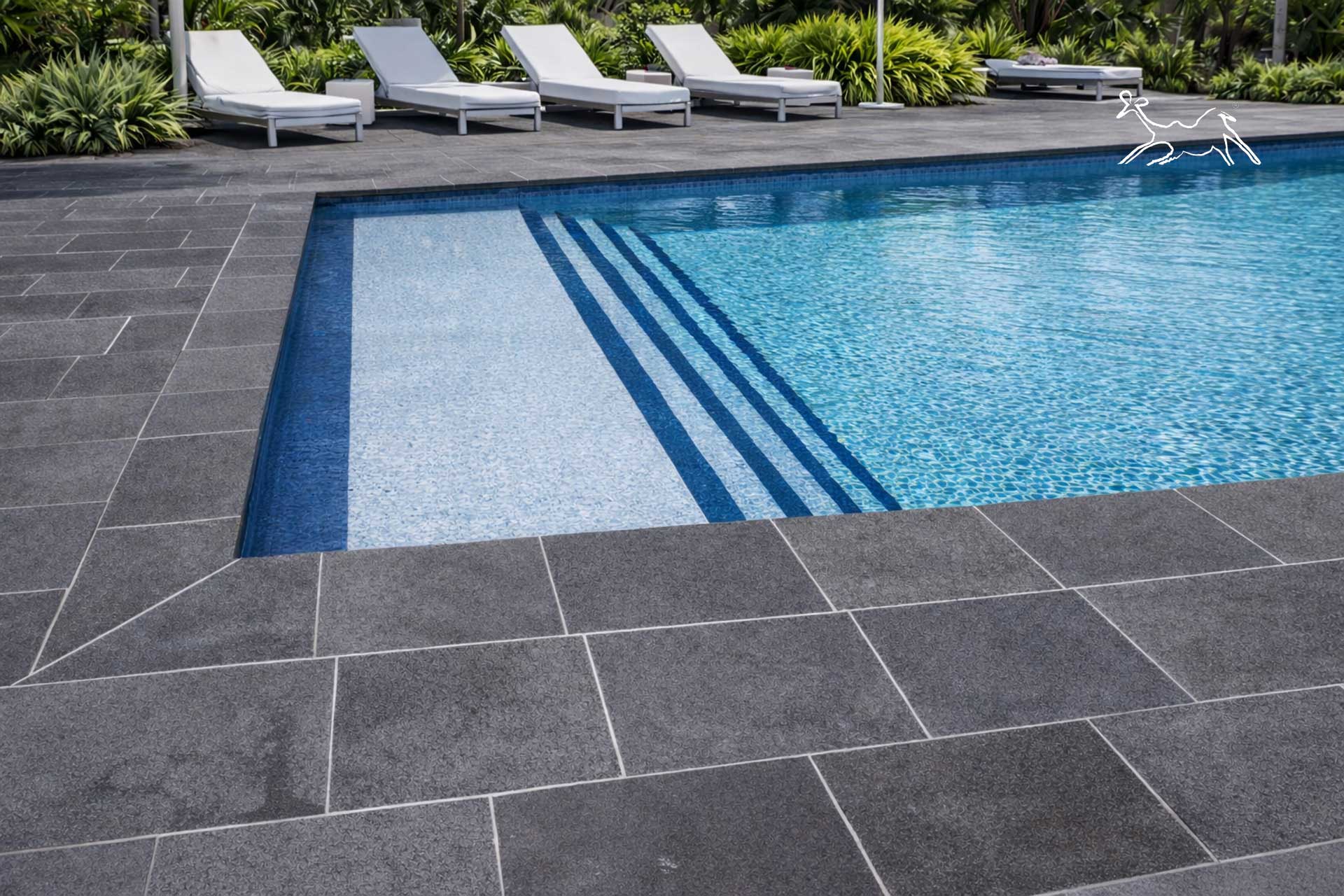 bordo piscina in pietra naturale ossidiana grey antiscivolo per piscine moderne di lusso posa di The Stone Age Exclusive a Desenzano del Garda