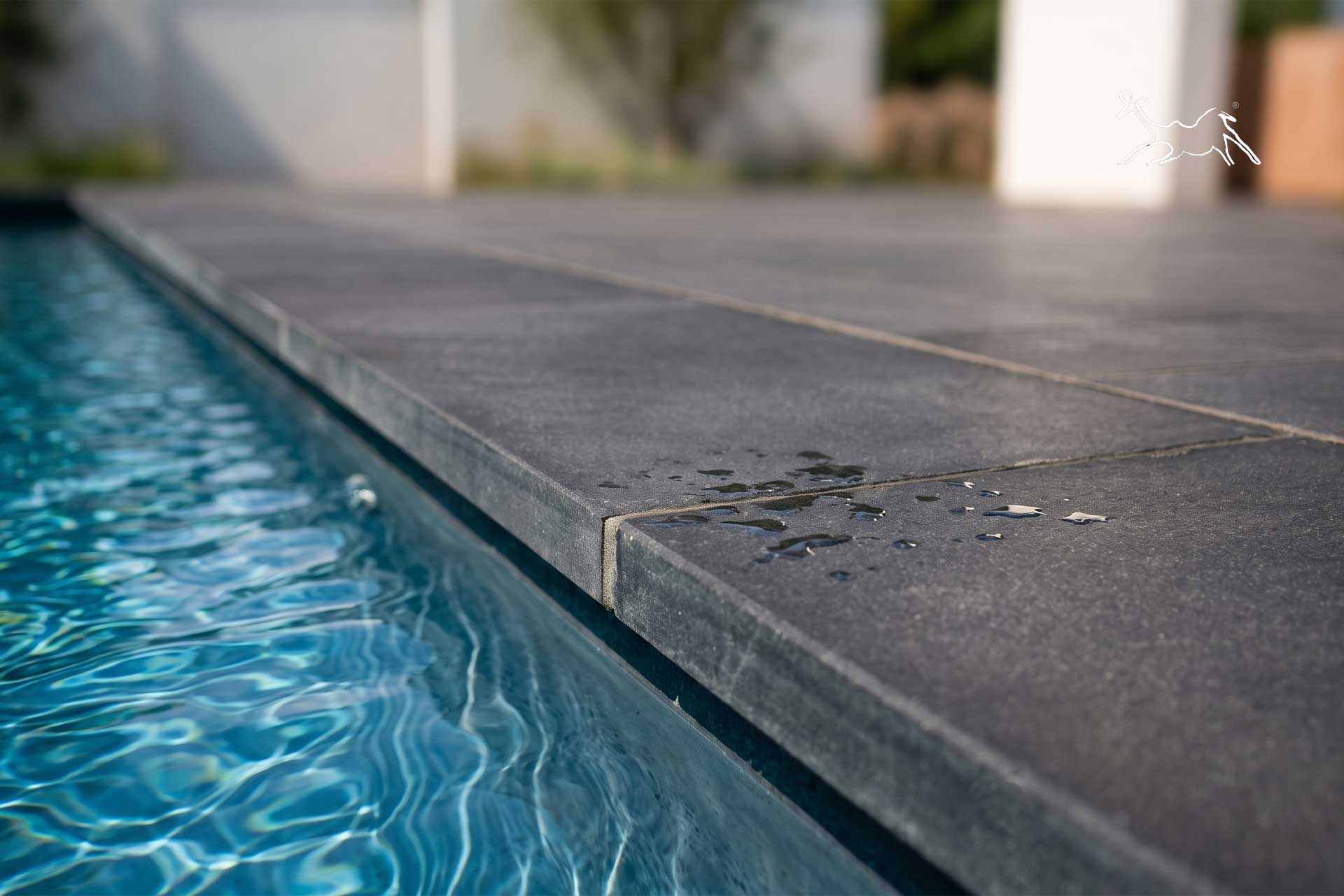 bordo piscina in pietra naturale ossidiana grey antiscivolo per piscine moderne di lusso posa di The Stone Age Exclusive a Desenzano del Garda