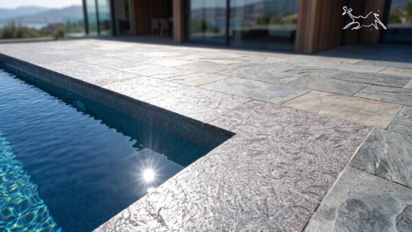 Bordo piscina in quarzite Matrix installato a Modena – The Stone Age Exclusive bordo piscina in pietra naturale