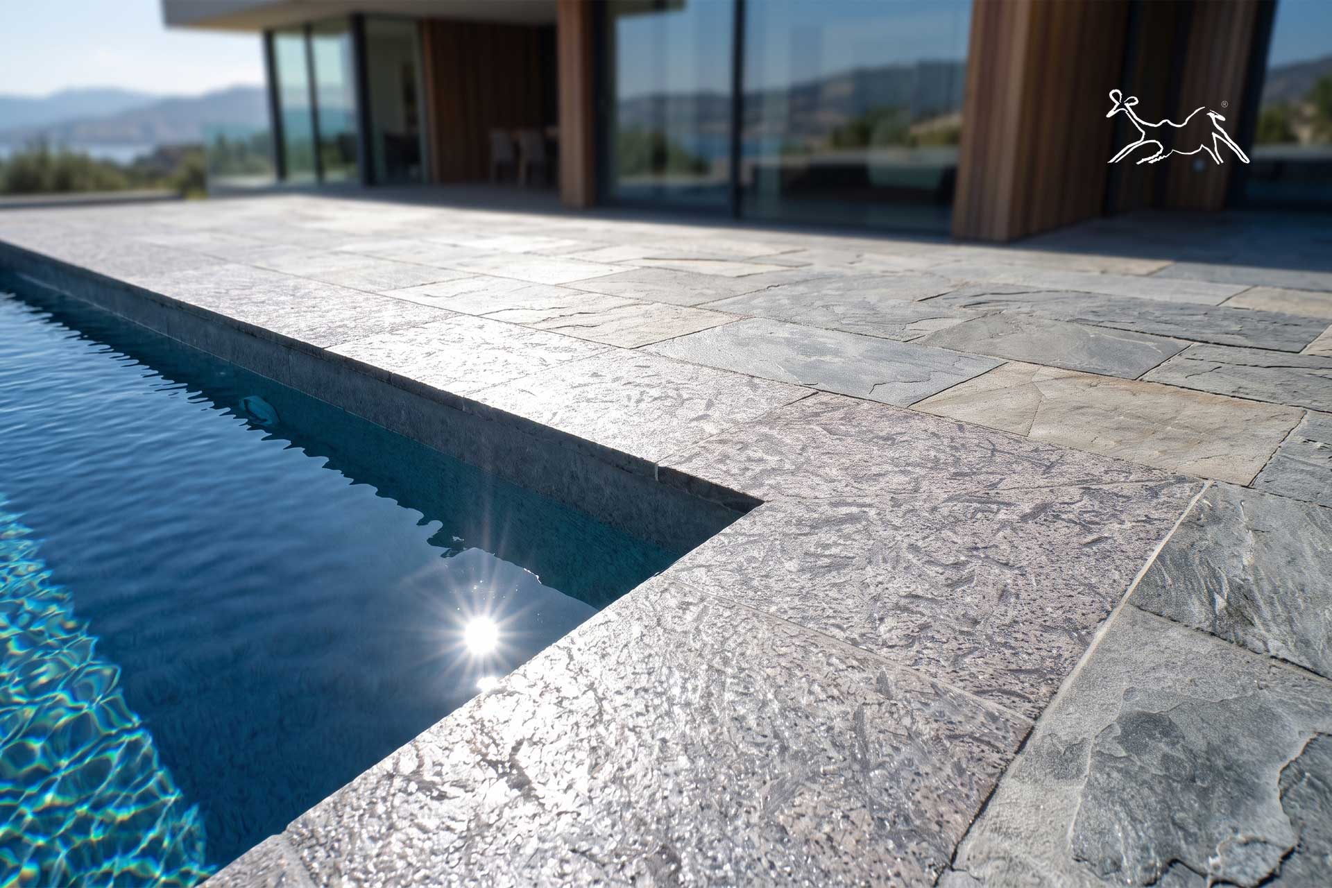 Bordo piscina in quarzite Matrix installato a Modena – The Stone Age Exclusive bordo piscina in pietra naturale