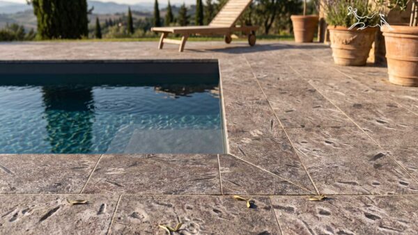 pavimento per piscina in quarzite Matrix di The Stone Age Exclusive in colore grigio realizzata a Pallanza