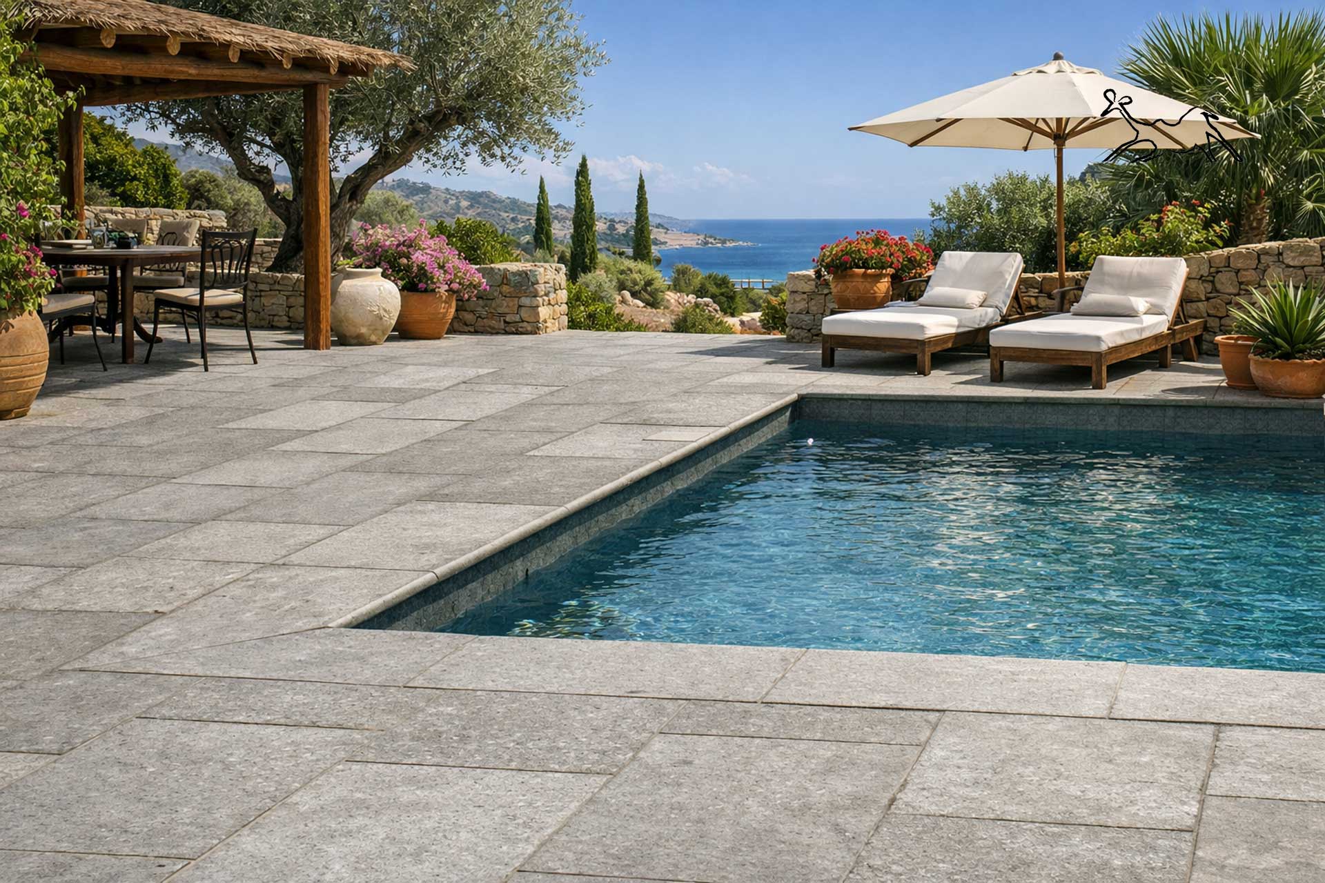 Bordo piscina in pietra Cenere visto frontalmente, con profilo arrotondato verso l’acqua e superficie lavorata antiscivolo