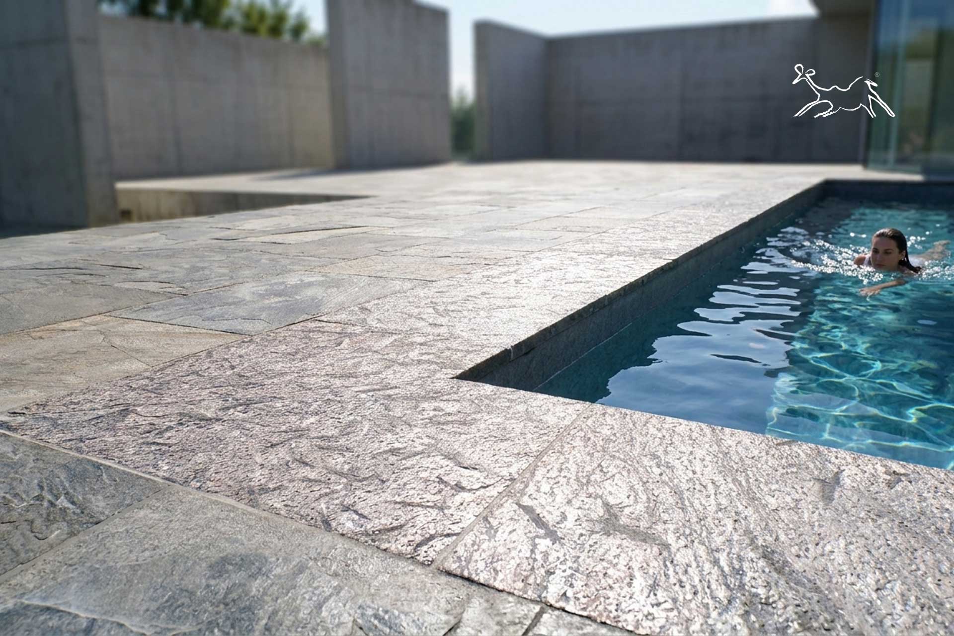 Bordo piscina quarzite Matrix The Stone Age Exclusive integrato con piscina moderna