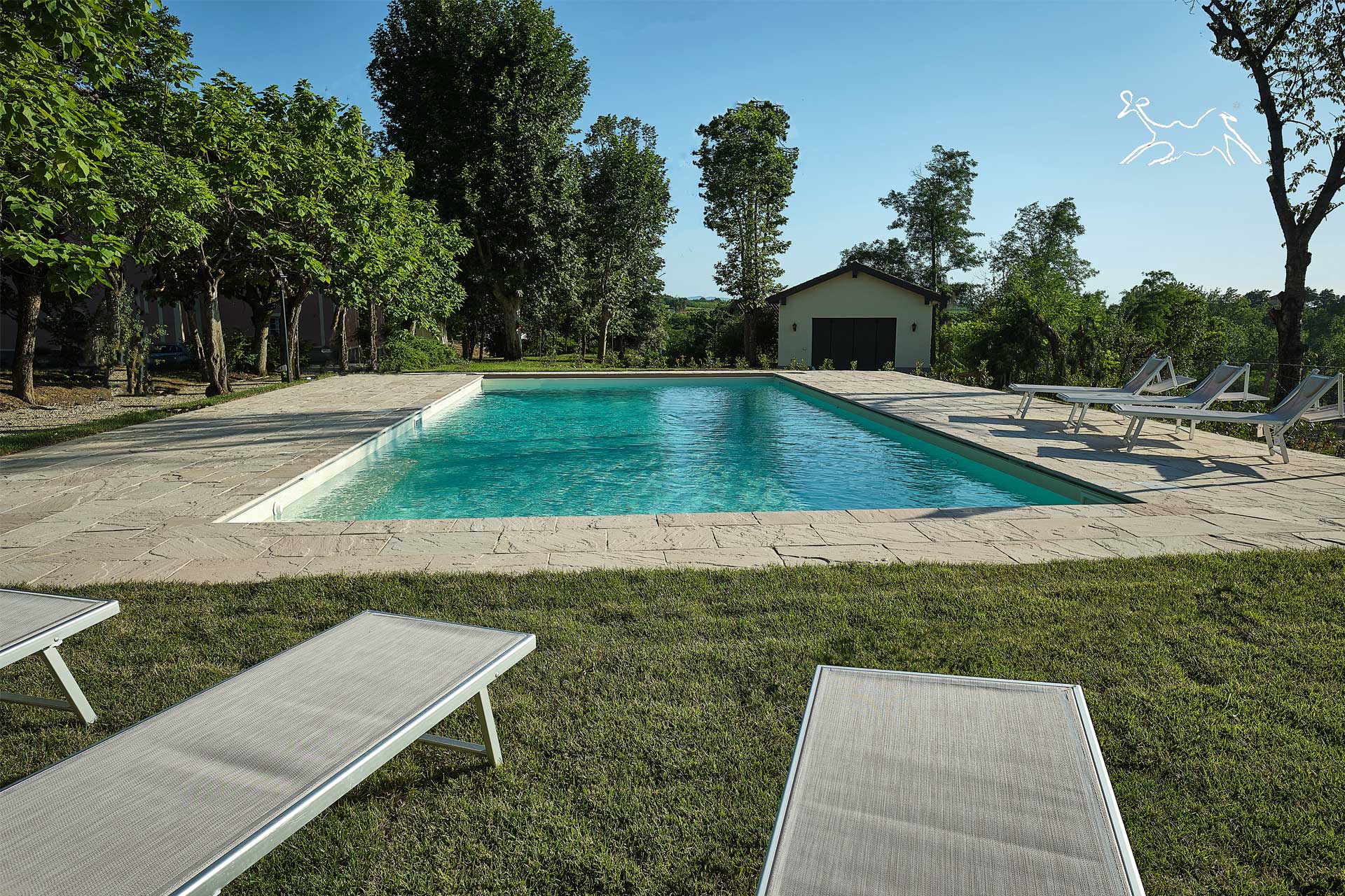 dettaglio superficie antiscivolo pavimento piscina in quarzite atermica Milk Shake pietra naturale