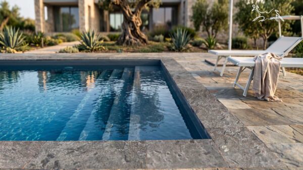 pavimento per piscina in quarzite grigia in mattonelle dai colori stonalizzati in colore grigio variegato silver e gold piscina realizzata a Bergamo