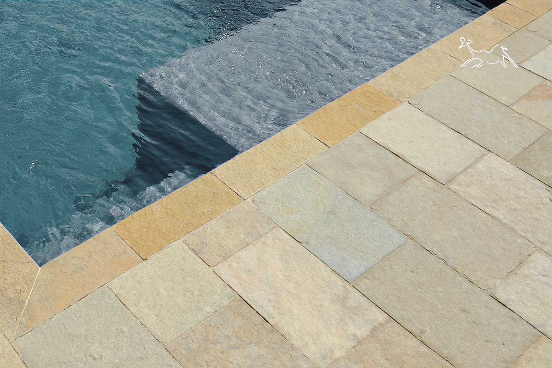 realizzazione di piscina esterna con bordo e solarium coordinato in pietra Terra Toscana atermica the Stone Age Exclusive