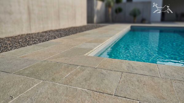 dettaglio bordo piscina in pietra Versilia Brown colore pietra di Cortemilia