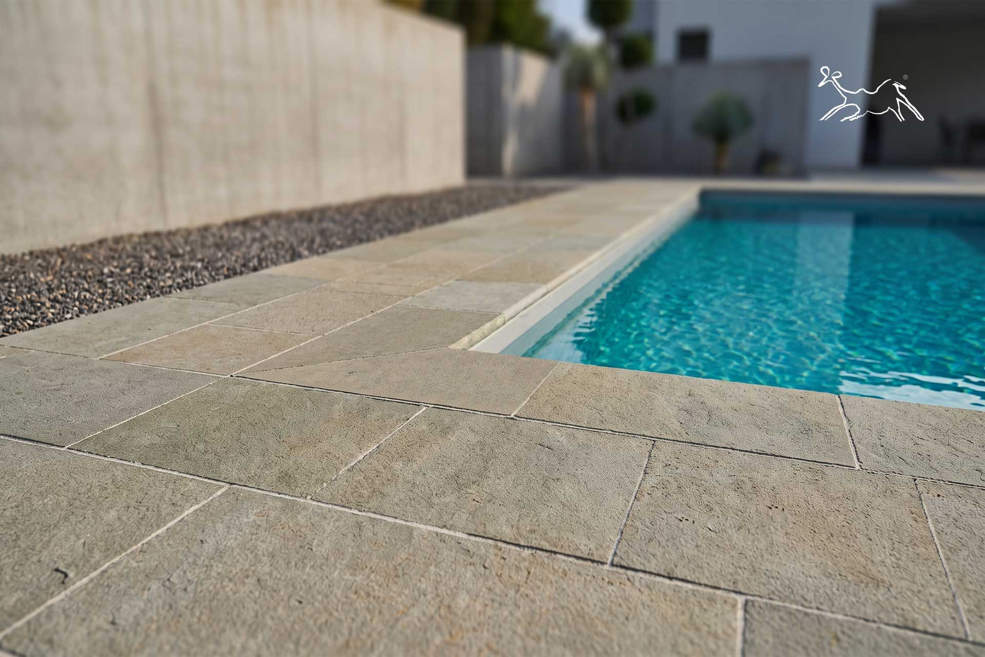 dettaglio bordo piscina in pietra Versilia Brown colore pietra di Cortemilia