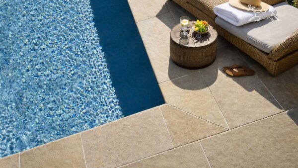 dettaglio bordo piscina in pietra Versilia Brown colore pietra di Cortemilia