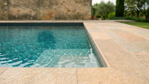 piscina realizzata da The Stone Age Exclusive a Brescia con bordo piscina in pietra Terra Toscana a costa toro