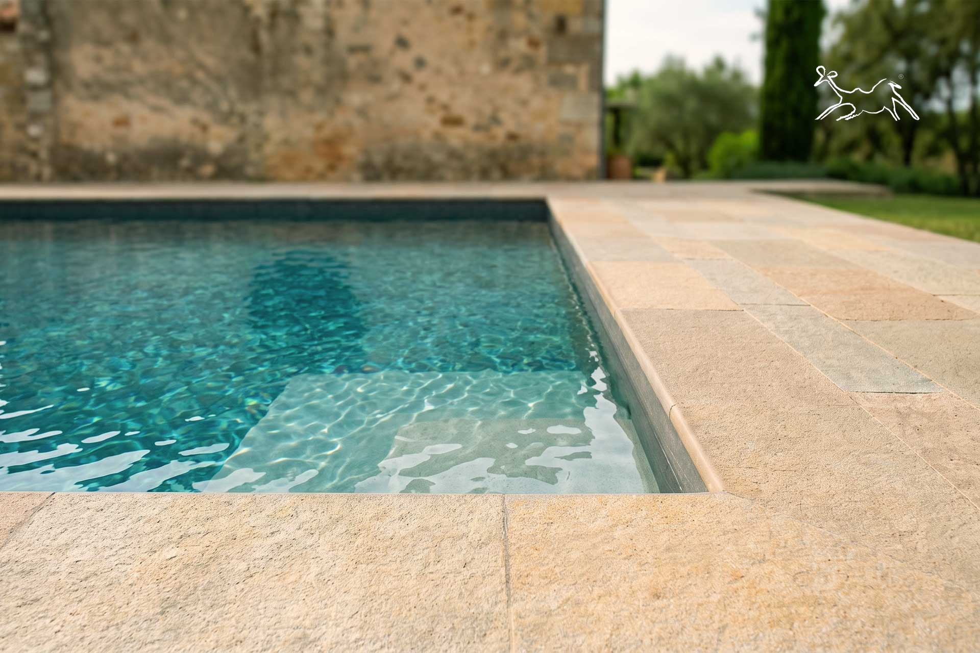 piscina realizzata da The Stone Age Exclusive a Brescia con bordo piscina in pietra Terra Toscana a costa toro