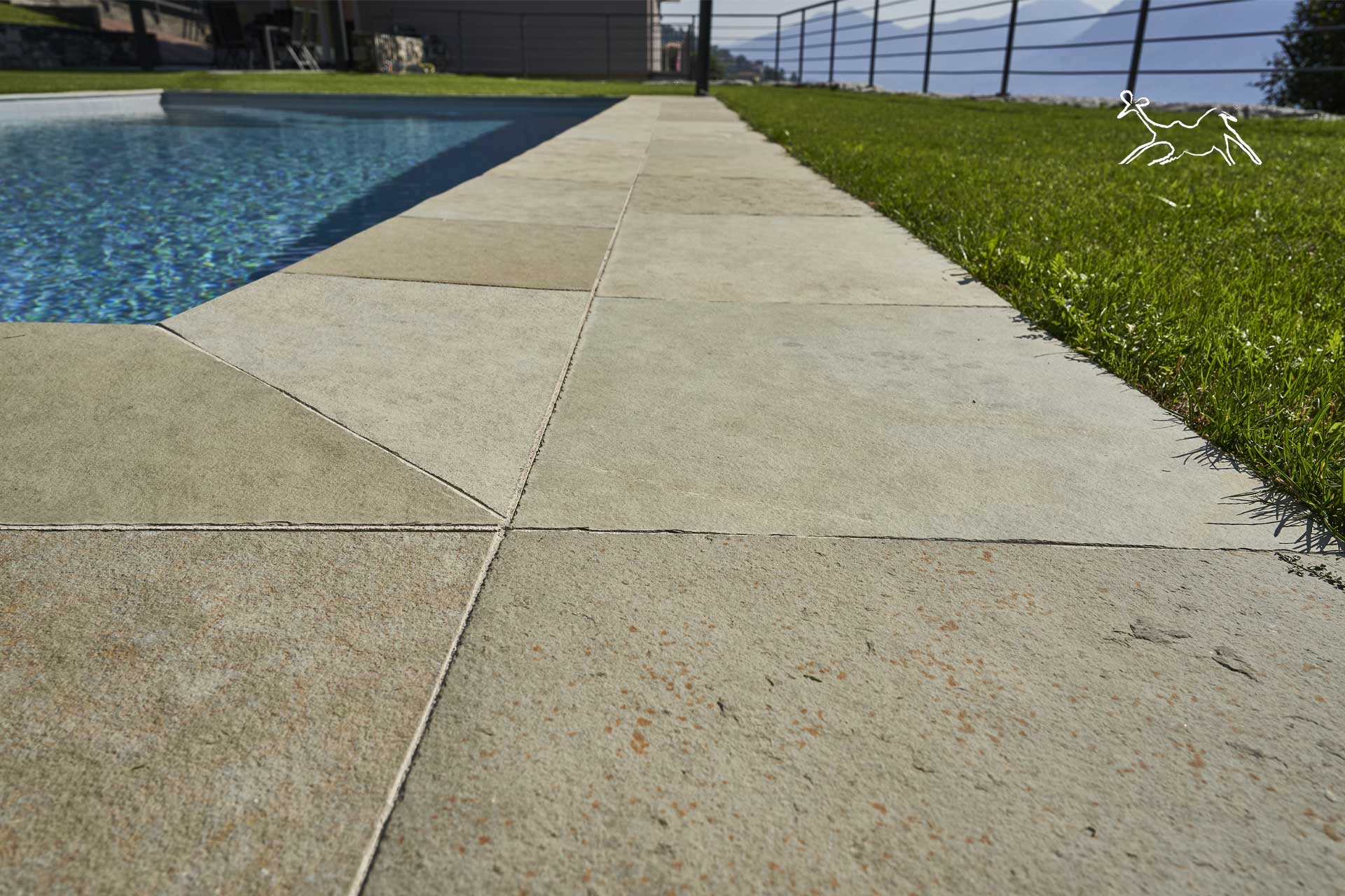 realizzazione piscina a Pallanza lago Maggiore in pietra naturale colore chiaro