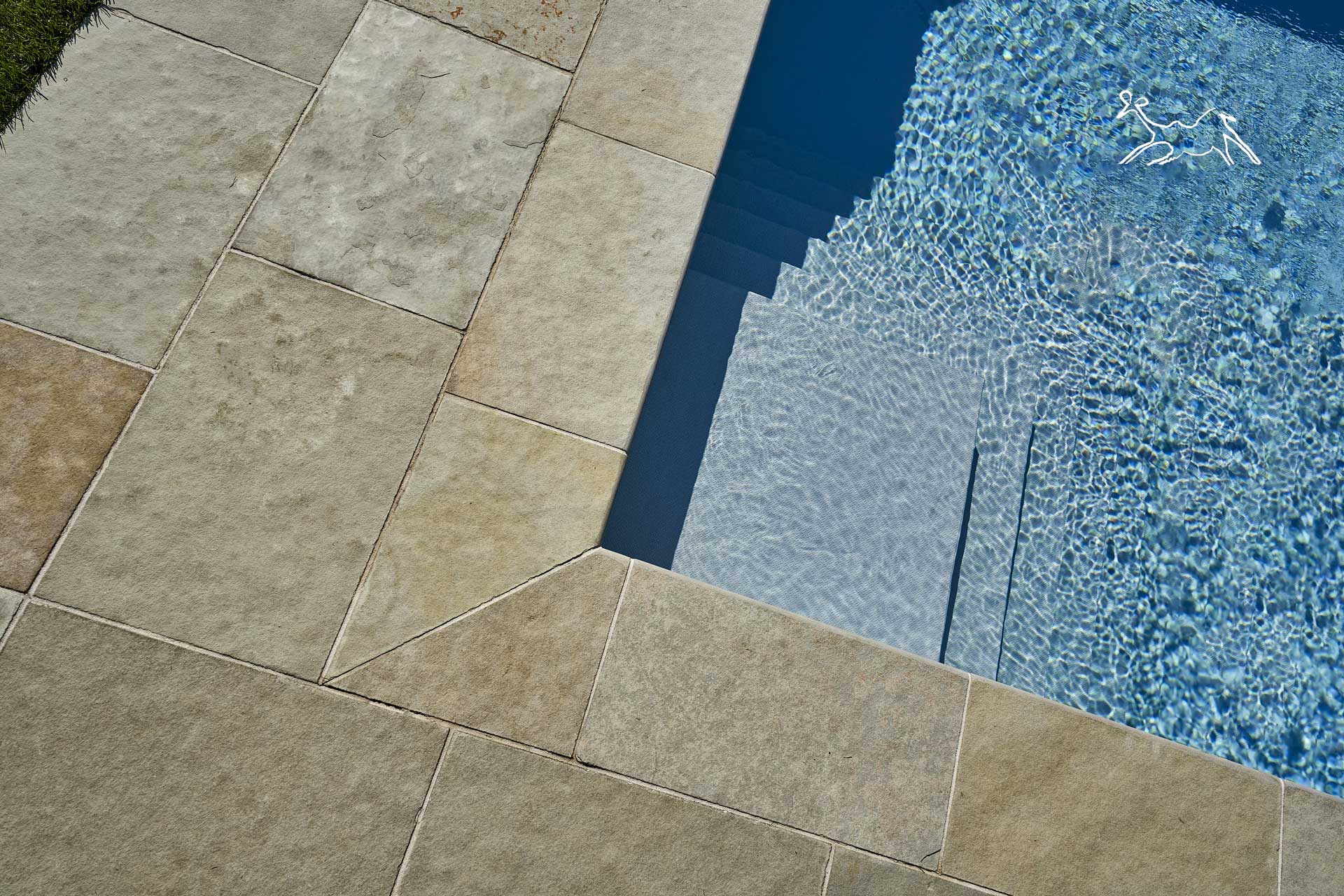 realizzazione piscina a Pallanza lago Maggiore in pietra naturale colore chiaro