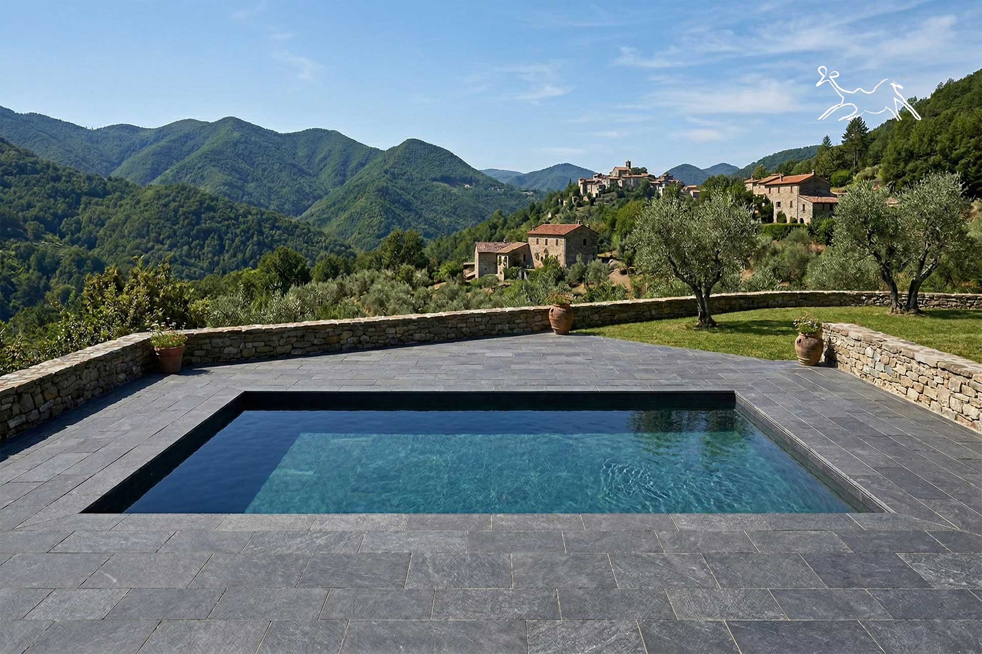 pavimento per piscina antiscivolo con bordo vasca coordinato realizzazione e posa a Baveno Verbania