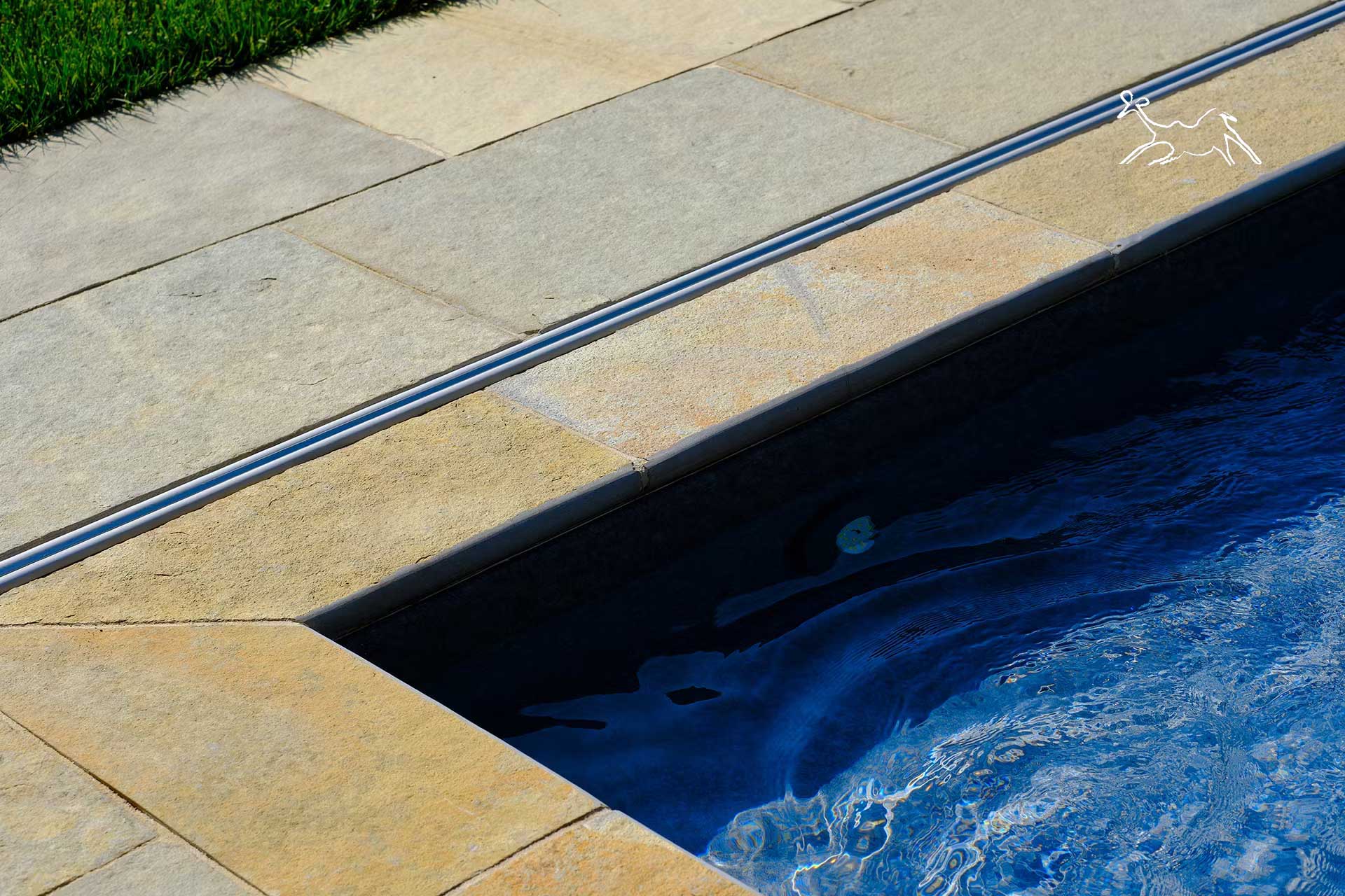 angolo bordo piscina in pietra Terra Toscana con finitura a toro arrotondata e superficie antiscivolo realizzato a Pavia