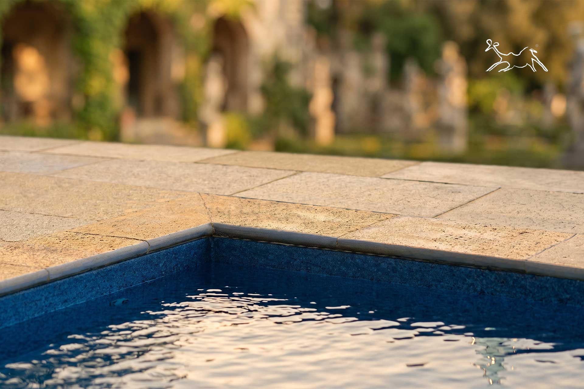 angolo bordo piscina in pietra Terra Toscana con finitura a toro arrotondata e superficie antiscivolo realizzato a Pavia