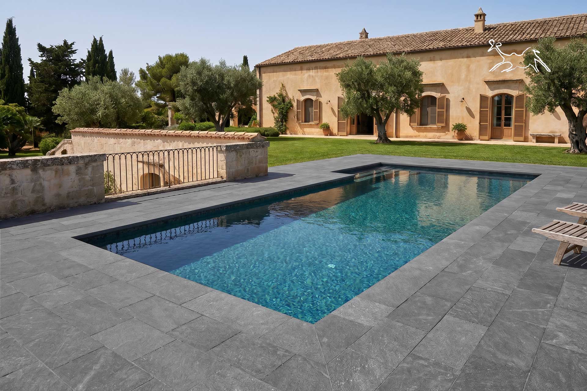 pavimento per piscina antiscivolo Ossidiana Grey di The Stone Age Exclusive in piscina privata in provincia di Varese