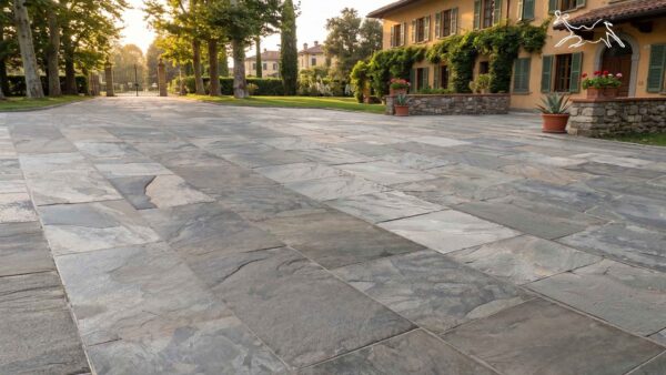 Pavimentazione esterna in quarzite naturale per villa a Bergamo, ideale per viali carrabili, cortili e ingressi di pregio.