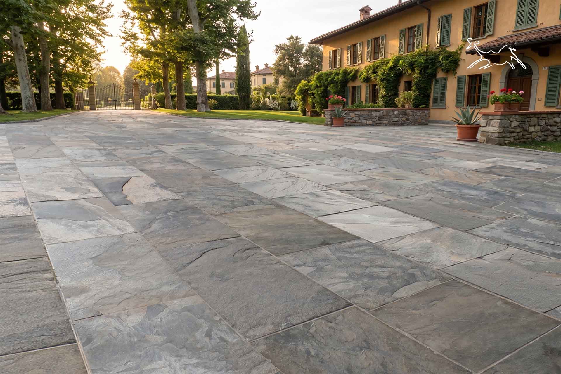 Pavimentazione esterna in quarzite naturale per villa a Bergamo, ideale per viali carrabili, cortili e ingressi di pregio.