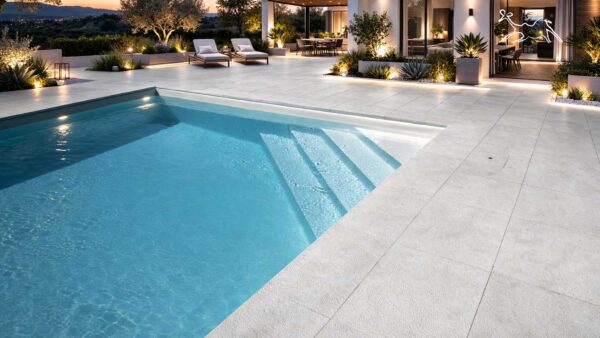 bordo piscina in pietra naturale Venus di The Stone Age Exclusive, finitura a costa dritta per esterni di lusso