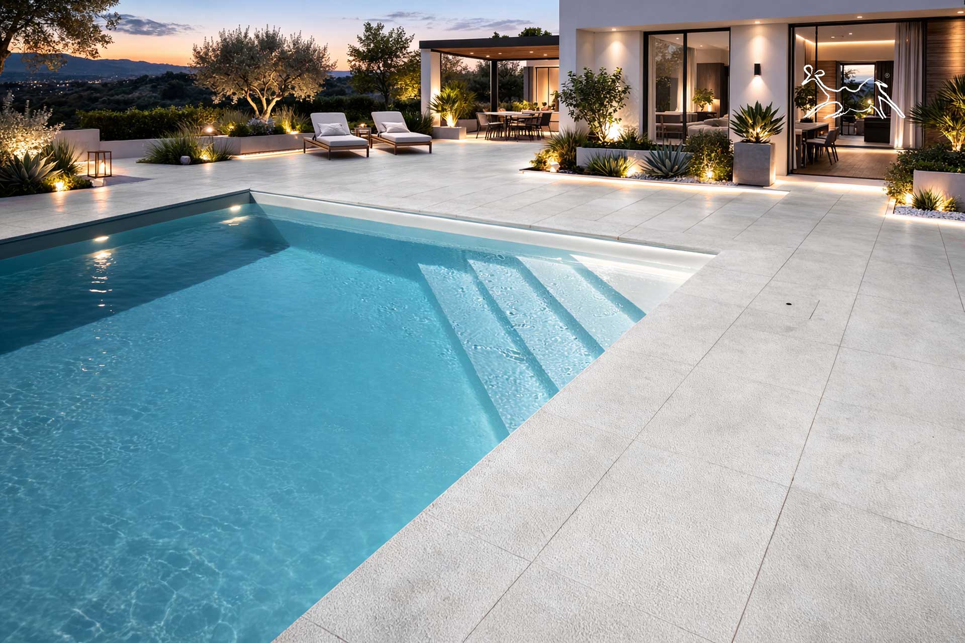 bordo piscina in pietra naturale Venus di The Stone Age Exclusive, finitura a costa dritta per esterni di lusso